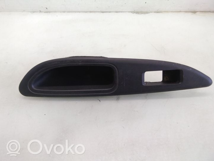 Nissan Primera Moldura del interruptor de la ventana de la puerta derecha 82961AV760