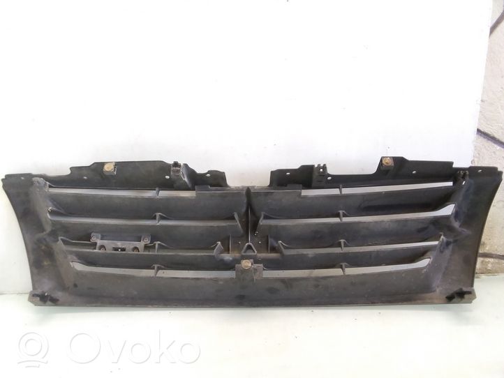 Mitsubishi Pajero Grille calandre supérieure de pare-chocs avant MR387981