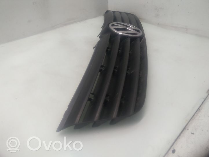 Volkswagen PASSAT B5 Front bumper upper radiator grill 3B0853653C