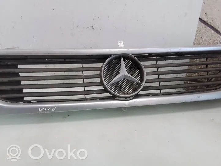 Mercedes-Benz Vito Viano W638 Etupuskurin ylempi jäähdytinsäleikkö 