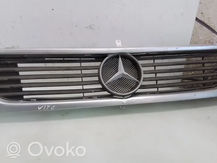 Mercedes-Benz Vito Viano W638 Grille calandre supérieure de pare-chocs avant 