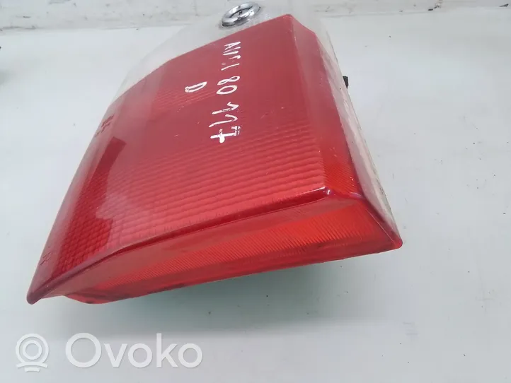 Audi 80 90 B3 Lampy tylnej klapy bagażnika 893945094