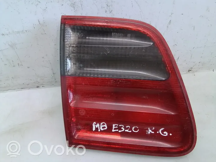 Mercedes-Benz E W210 Lampy tylnej klapy bagażnika 