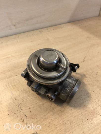 Audi A4 S4 B6 8E 8H Soupape vanne EGR 038131501G