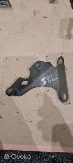 Audi Q7 4L Supporto di montaggio del parafango 4L0821135