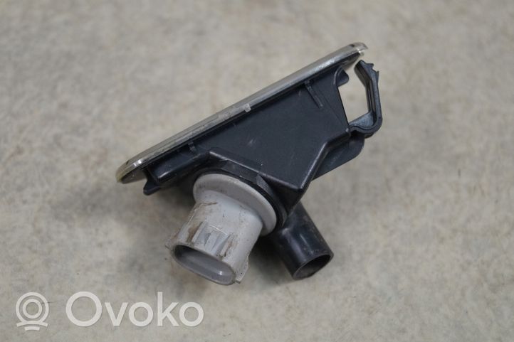 Toyota Aygo AB10 Lampa oświetlenia tylnej tablicy rejestracyjnej 812700H010