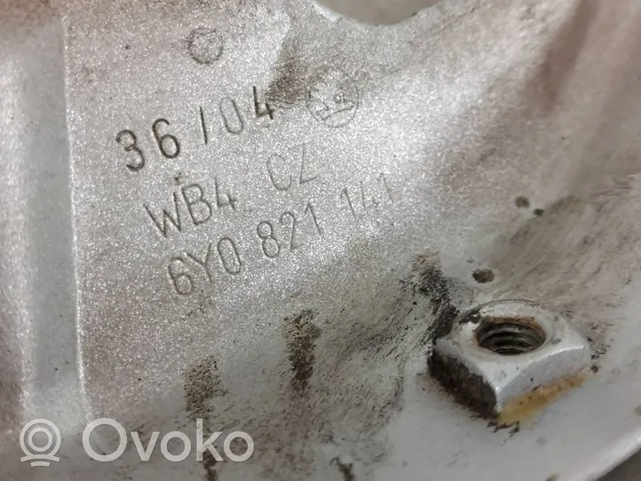 Volkswagen Polo IV 9N3 Uchwyt / Mocowanie błotnika przedniego 6Y0821141