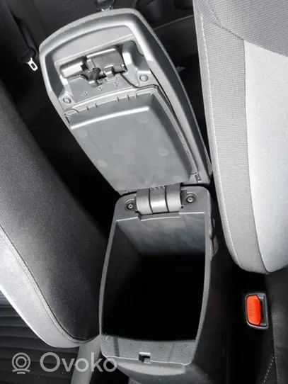 Toyota Auris E180 Aizmugurējā sēdekļa roku balsts 