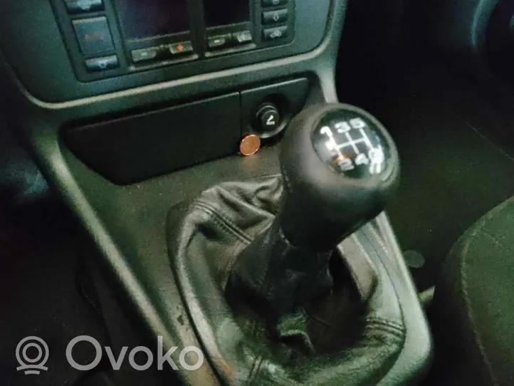 Audi A4 S4 B5 8D Pavarų perjungimo traukė 