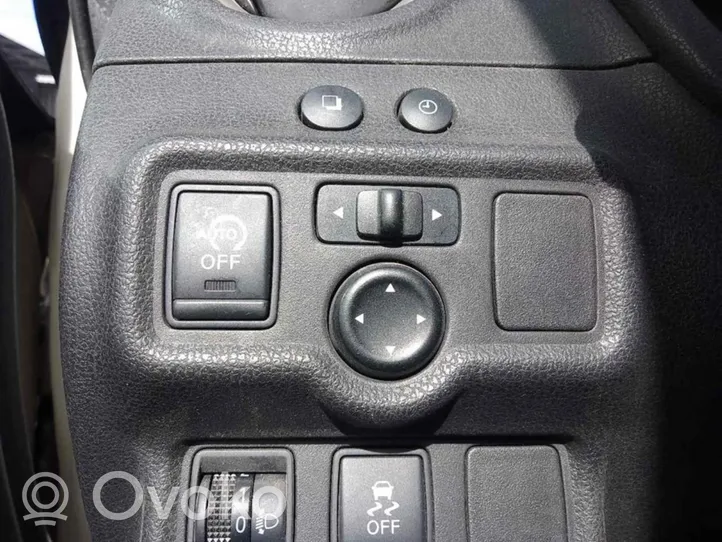 Nissan Note (E12) Przycisk regulacji lusterek bocznych 