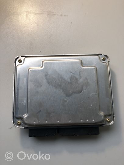 Audi A4 S4 B5 8D Dzinēja vadības bloks 8E0907401Q