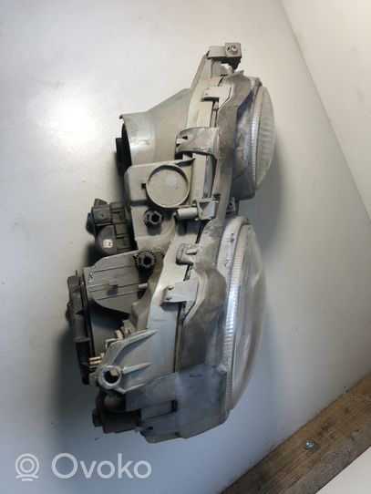 Mercedes-Benz CLK AMG A208 C208 Lampa przednia 1305235545