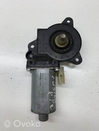 Ford Fiesta Moteur de lève-vitre de porte avant 0130821938