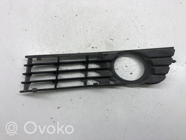 Audi A4 S4 B6 8E 8H Grille antibrouillard avant 8E0807682