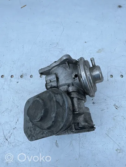 Volkswagen Golf V Throttle valve 038128063G