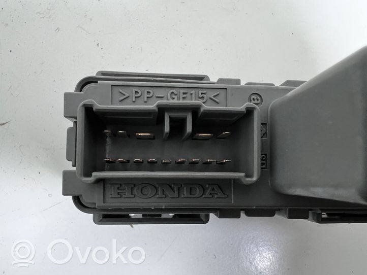 Honda CR-V Ramka / Moduł bezpieczników TV00030