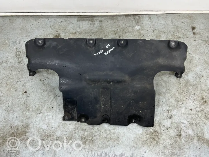 Volkswagen Touareg II Engine splash shield/under tray 7P0825285