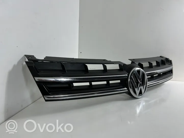 Volkswagen Touareg II Grotelės viršutinės 7P6853651A