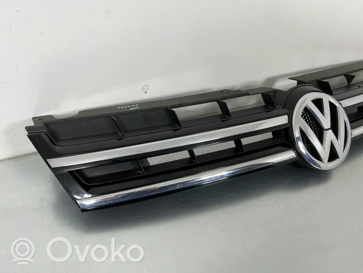 Volkswagen Touareg II Grille calandre supérieure de pare-chocs avant 7P6853651A