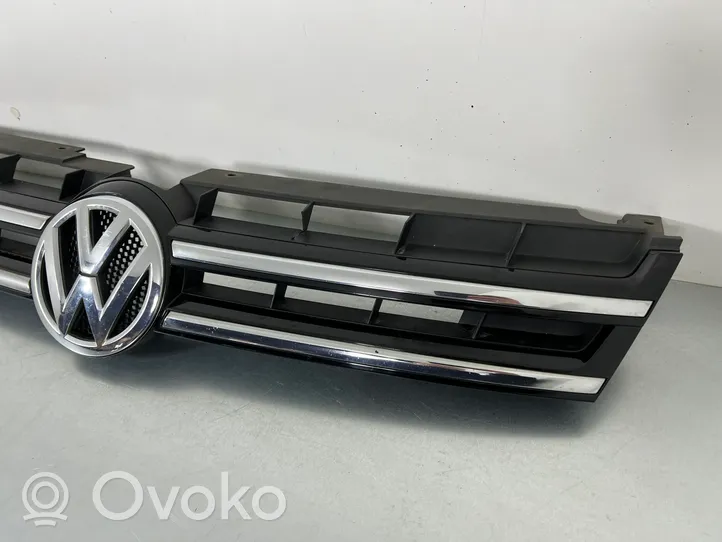 Volkswagen Touareg II Maskownica / Grill / Atrapa górna chłodnicy 7P6853651A