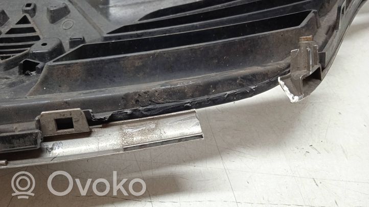 Renault Megane IV Etupuskurin ylempi jäähdytinsäleikkö 622562805R