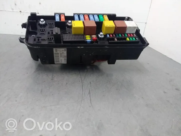 Opel Vectra C Module de fusibles 13205802