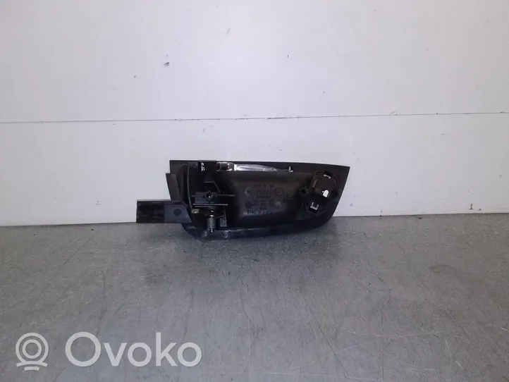 Audi A8 S8 D3 4E Poignée inférieure de porte avant 4E0837020