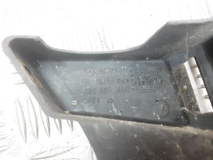 Volkswagen PASSAT B5 Headlight/headlamp mounting bracket 3B0807049C