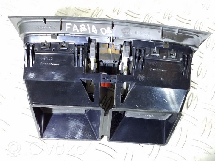 Skoda Fabia Mk2 (5J) Dysze / Kratki środkowego nawiewu deski rozdzielczej 5J0820951