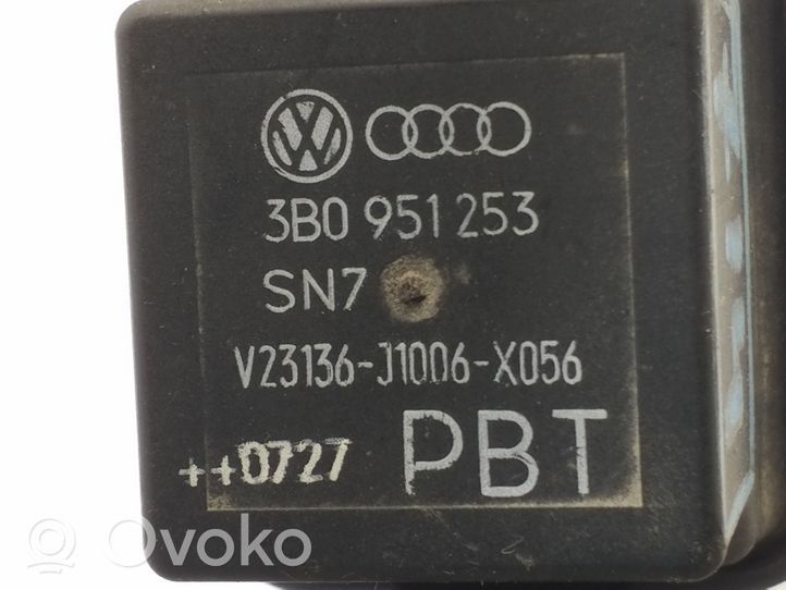 Volkswagen PASSAT CC Glow plug pre-heat relay 3B0951253