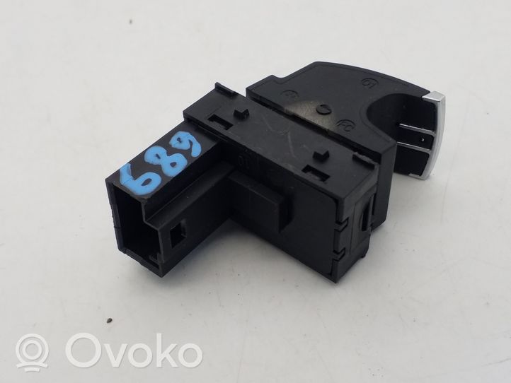 Volkswagen Touareg II Tailgate opening switch 7P6959831