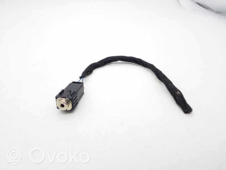 Ford Escape AUX-pistokeliitin 8L8T19A164AB