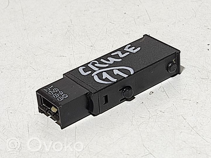 Chevrolet Cruze Câble adaptateur AUX 13348688