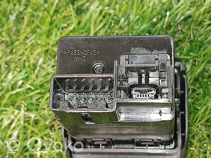 Chevrolet Cruze II Connettore plug in AUX 39087966