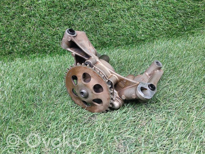 Volkswagen PASSAT B5 Oil pump 06A115105B