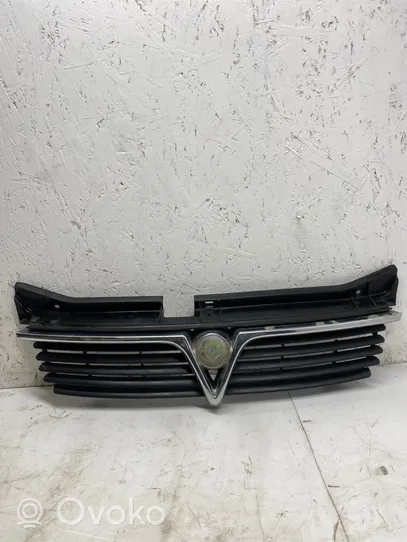 Opel Omega B1 Etupuskurin ylempi jäähdytinsäleikkö 90459941