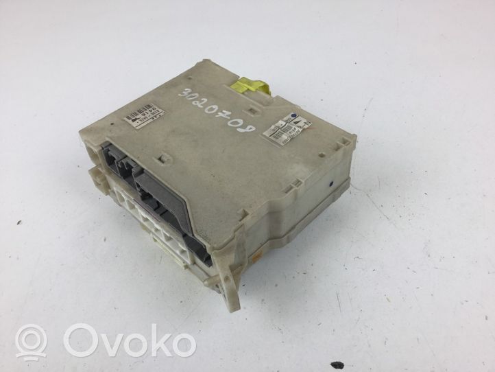 Lexus IS 220D-250-350 Module de fusibles 8273053020