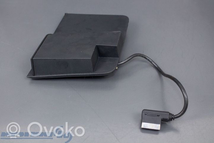 Skoda Rapid (NH) Connecteur/prise USB 5JC857367A