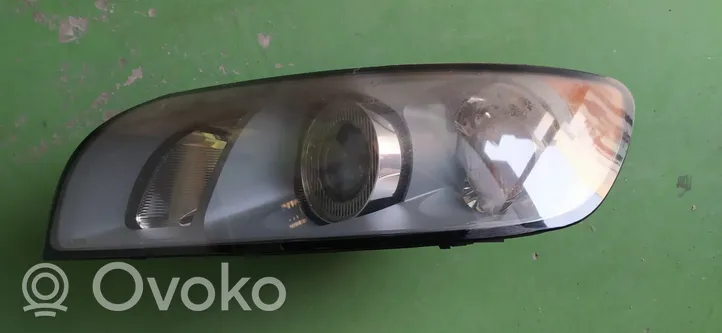 Volvo V50 Lampa przednia 30698885