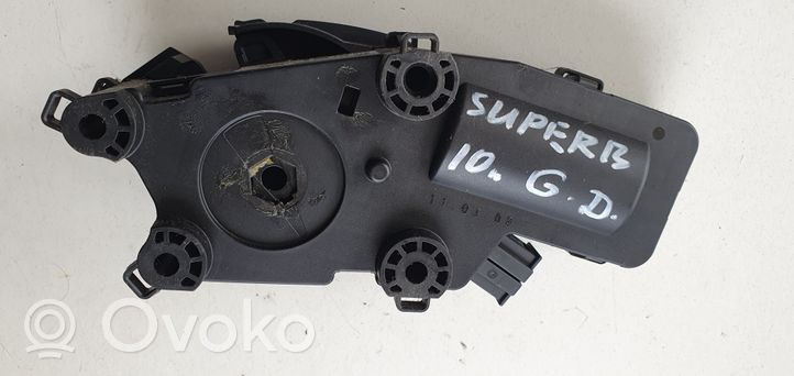 Skoda Superb B6 (3T) Другая деталь отделки багажника 