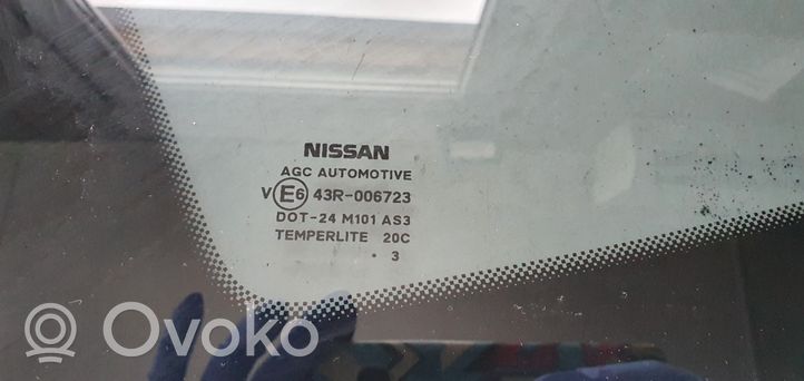 Nissan Qashqai+2 Takakulmaikkunan ikkunalasi 