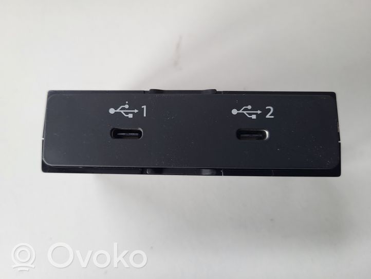 Audi A3 8Y Gniazdo / Złącze USB 