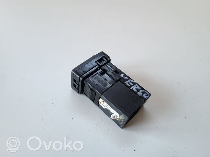 Toyota Verso USB-pistokeliitin 