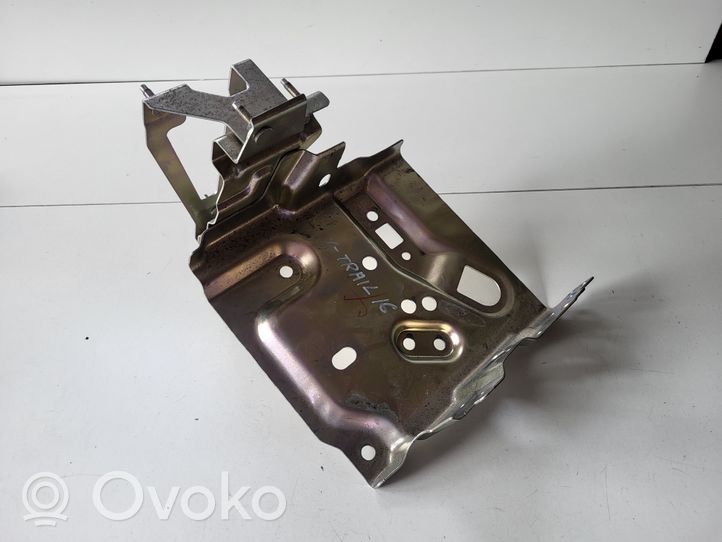 Nissan X-Trail T32 Engine control unit holder 