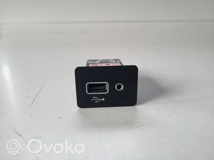 Nissan Micra K14 USB-pistokeliitin 