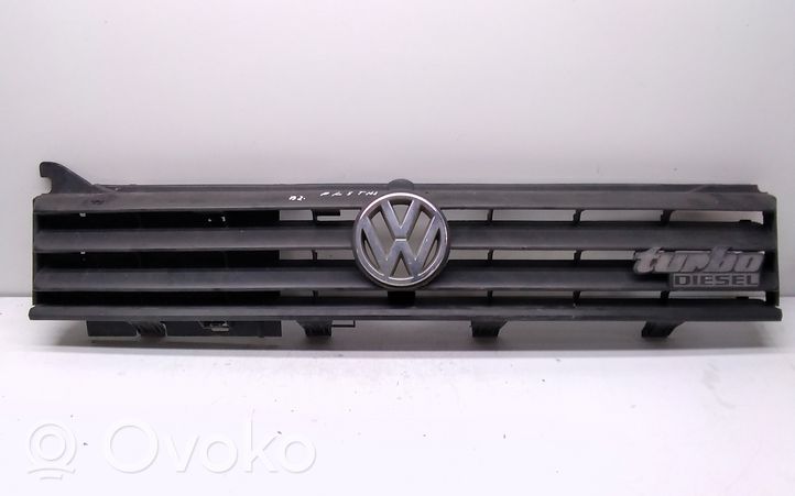 Volkswagen PASSAT B2 Rejilla superior del radiador del parachoques delantero 321853653