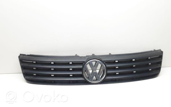 Volkswagen PASSAT B5 Etupuskurin ylempi jäähdytinsäleikkö 3B0853653C