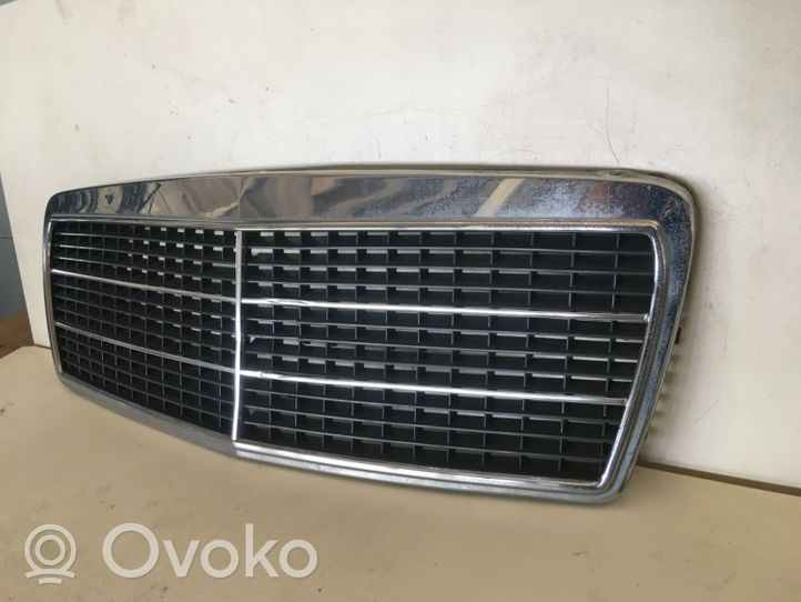 Mercedes-Benz E W210 Grille de calandre avant 2108880023