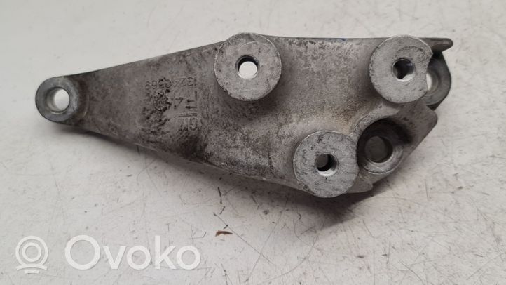 Opel Astra J Supporto di montaggio scatola del cambio 13248589