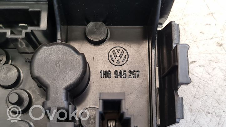 Volkswagen Golf III Parte del faro posteriore 1H6945257